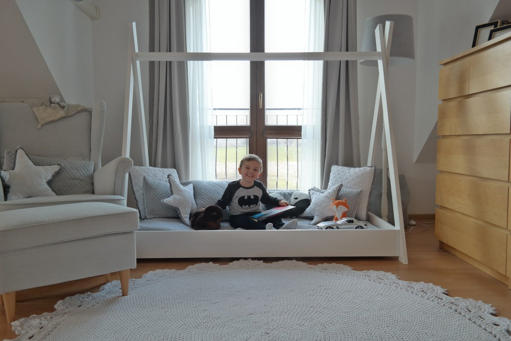 Tipiformad barnsäng i trä med ECO-madrass 160 × 80