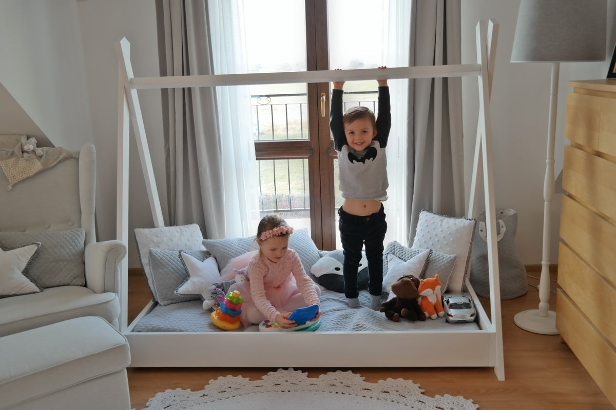 Tipiformad barnsäng i trä med ECO-madrass 160 × 80