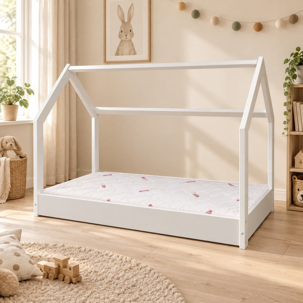 Barnsäng i trä med standardmadrass 160 × 80 i skandinavisk hemmiljö – ELVI KIDS