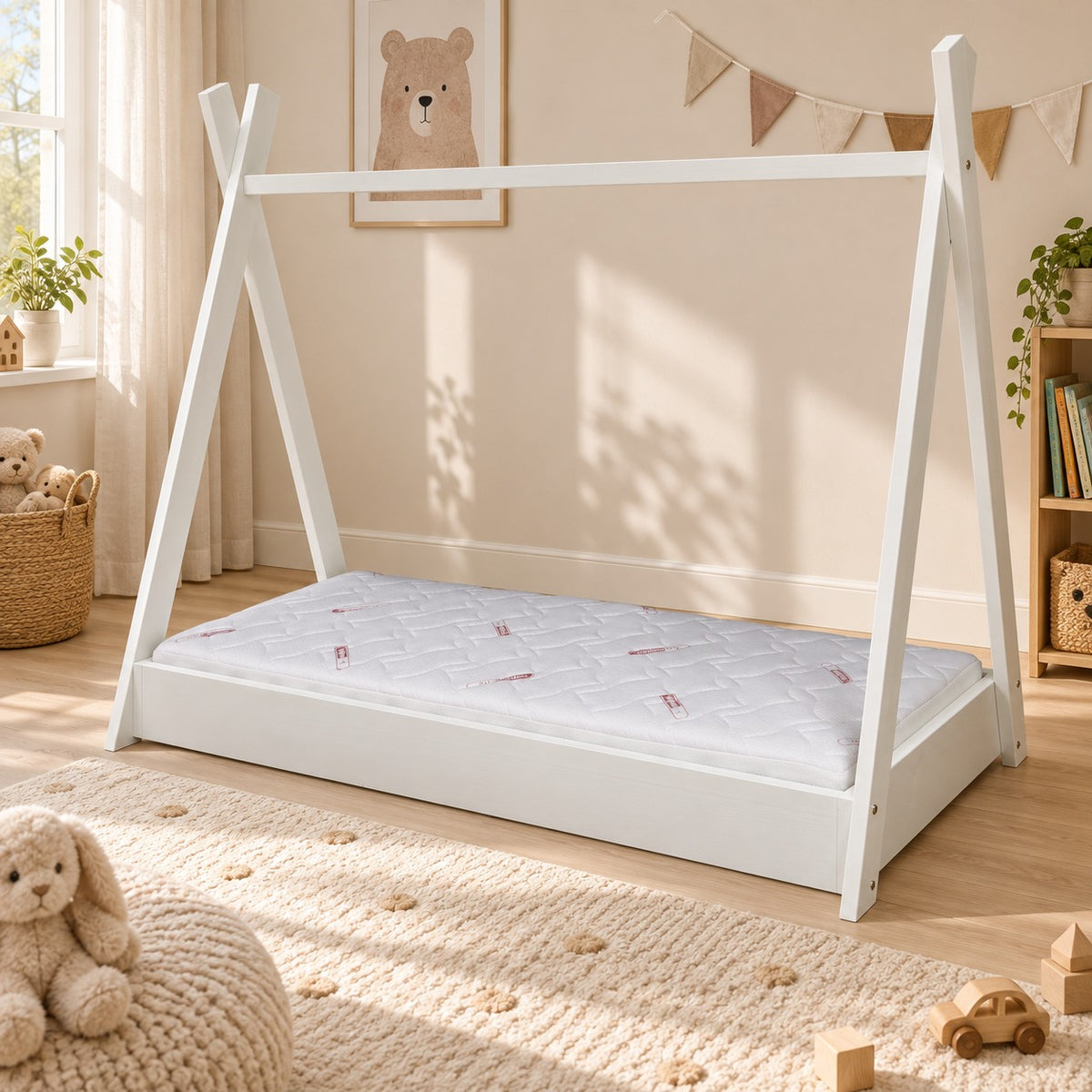 Tipiformad barnsäng i trä med standardmadrass 160 × 80 i skandinavisk hemmiljö – ELVI KIDS