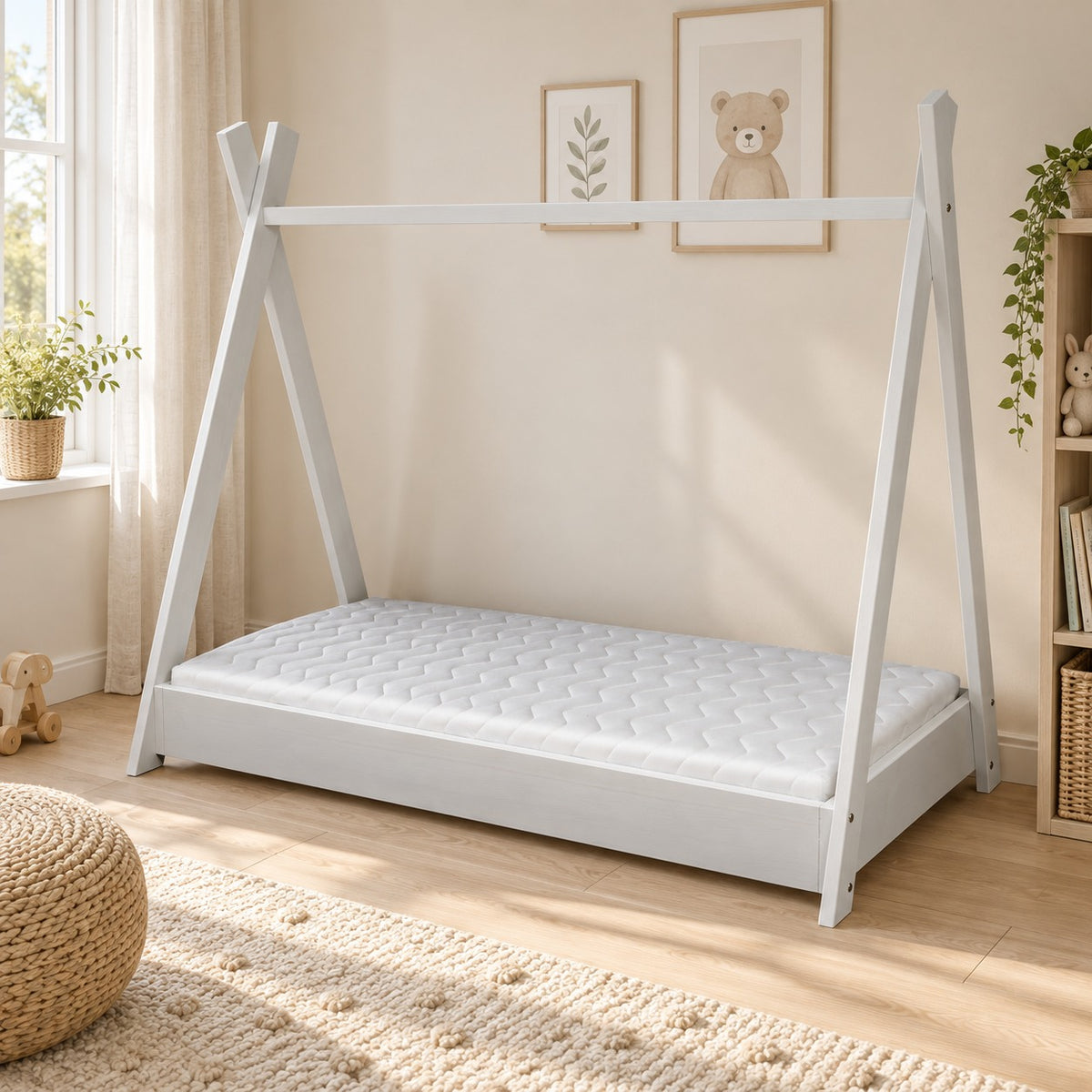 Tipiformad barnsäng i trä med ECO-madrass 160 × 80 i skandinavisk hemmiljö – ELVI KIDS